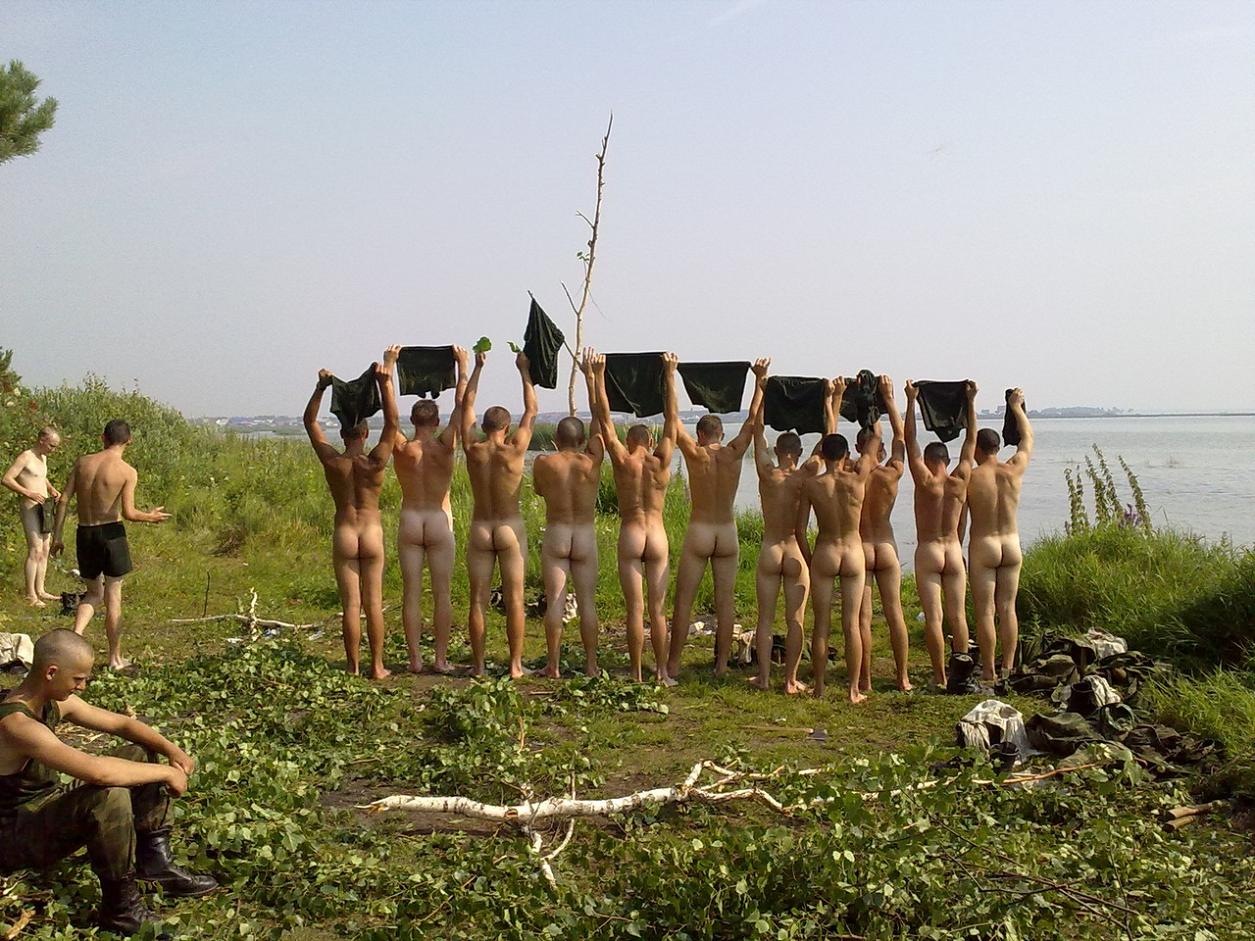 army-guys-showing-asses.jpg