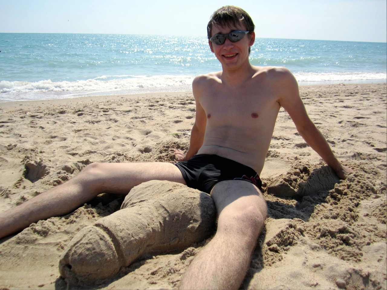funny-guy-beach-cock-made-of-sand.jpeg