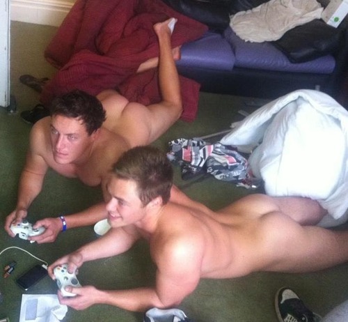 guys-playing-video-games-naked.jpg