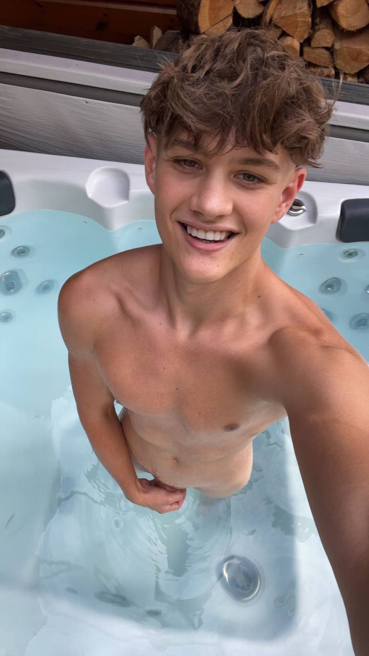 hot-guy-hot-selfie-in-hot-tub.jpeg