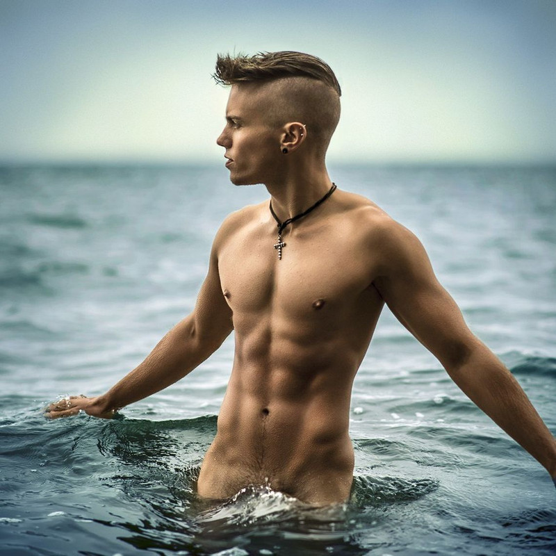 hot-guy-in-ocean.jpg