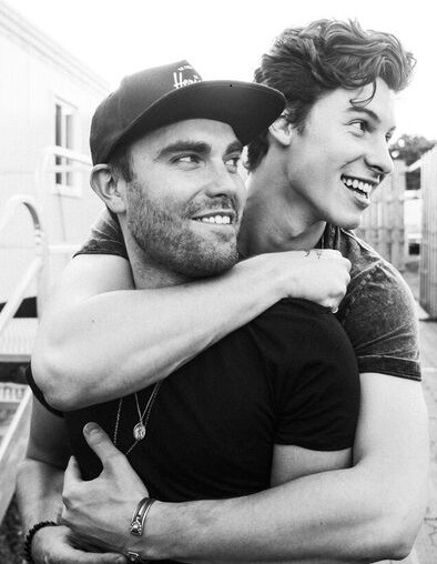 shawn-mendes-with-bro-friend.jpeg