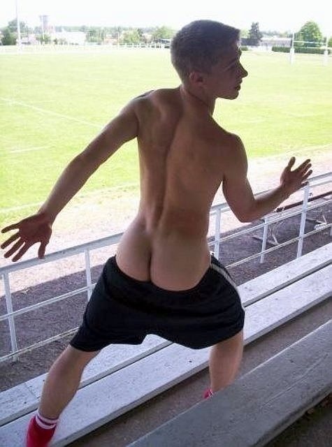 straight-guy-running-naked.jpg