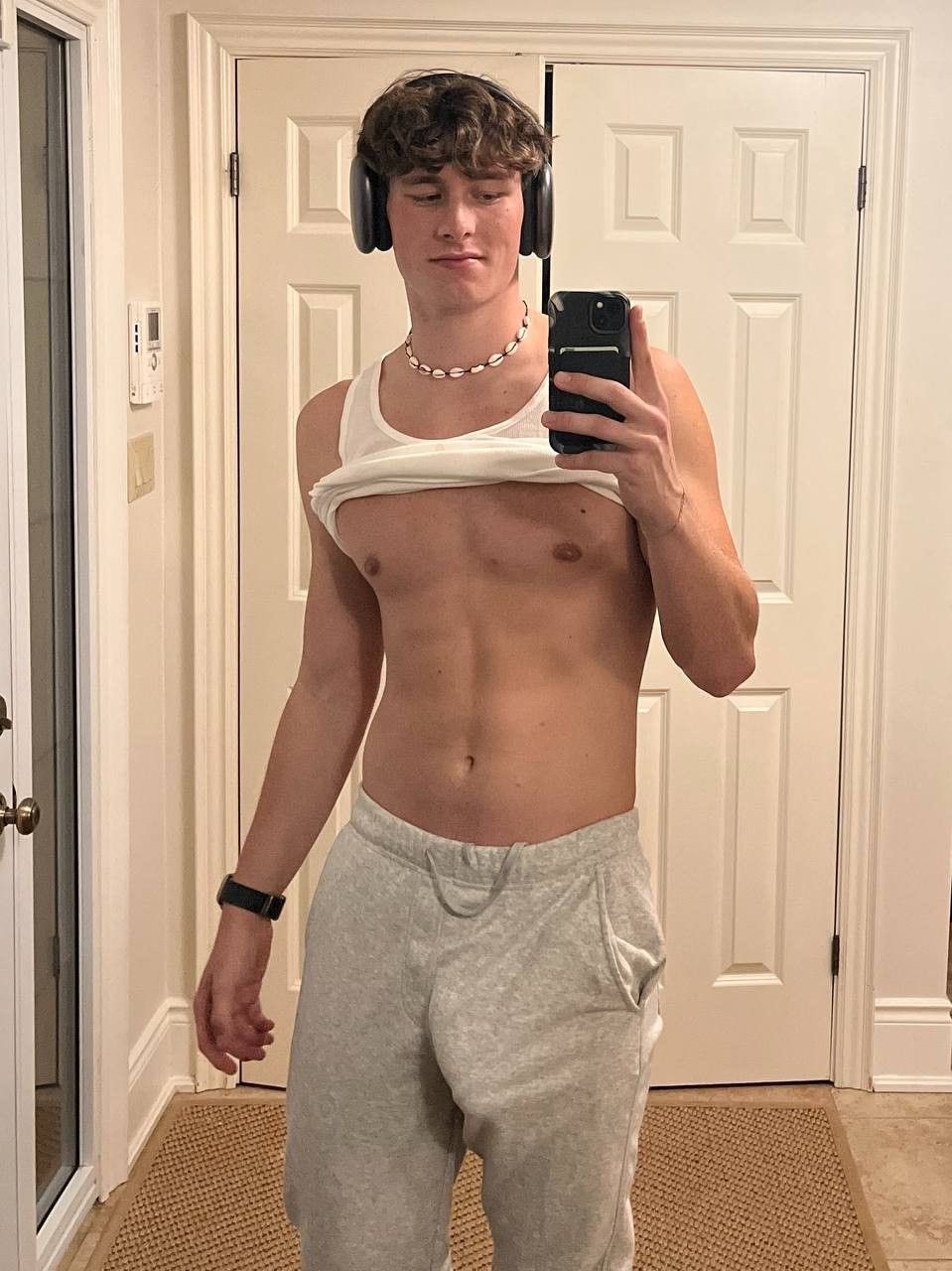 stud-with-headphones-grey-sweats.jpeg stud-with-headphones-grey-sweats.jpeg