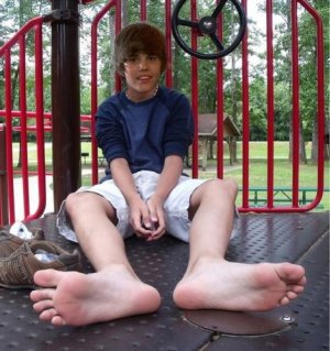 JB-s-Bare-Feet-justin-bieber-34403821-471-500.jpg