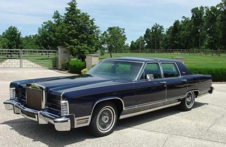 Lincoln Town Car.jpg