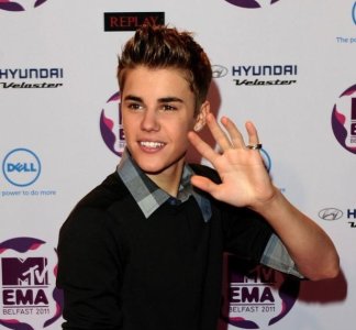 Biebs waving.jpg