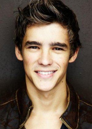 Brenton Thwaites 006.jpg