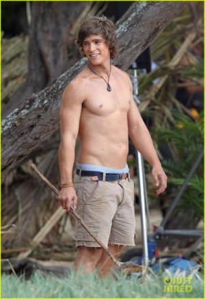 Brenton Thwaites 001.jpg