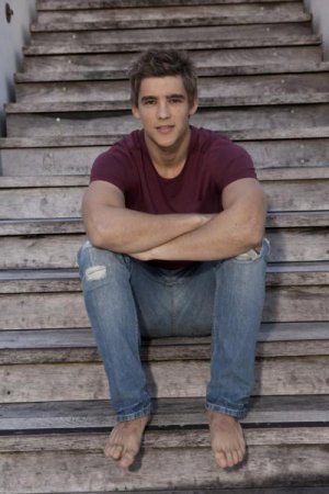 Brenton Thwaites 005.jpg