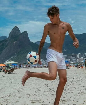 hot-guy-soccer-ball.jpeg hot-guy-soccer-ball.jpeg