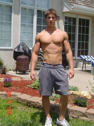 guy-in-grey-shorts-bulge.jpg