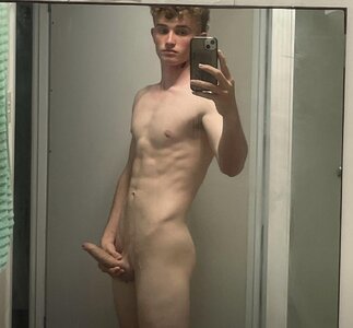 cute-guy-selfie-with-cock.jpeg