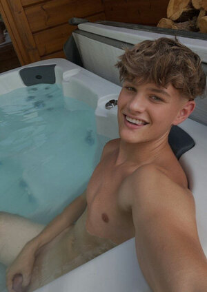 super-hot-guy-in-hot-tub.jpeg
