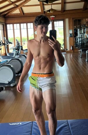 cute-guy-selifie-showing-muscles-big-legs.jpeg