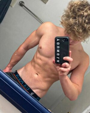 hot-blonde-boy-selfie.jpeg