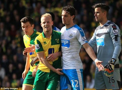 32C5FBEA00000578-3521318-So_the_Norwich_striker_took_the_matter_into_his_own_hands_giving-m-45_1.jpg