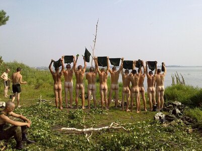 army-guys-showing-asses.jpg