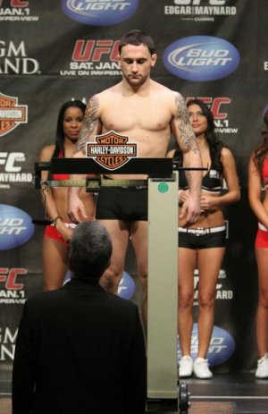 5_UFC125_Weigh-in.jpg