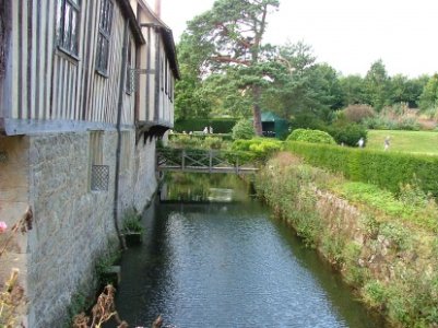 Ightham_Mote_Moat.jpg