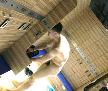 asiatique-musculaire-nue-dans-le-vestiaire.jpg