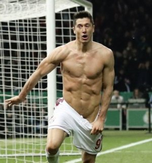 tn_robert-lewandowski-oops-nude-moment.jpg