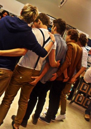 one-direction-ass-grope-gay1.jpg