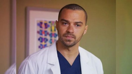 Jesse-Williams-on-Greys-Anatomy-Season-19.jpg