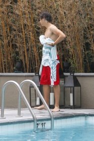 one-direction-harry-almost-naked-by-the-pool.jpg