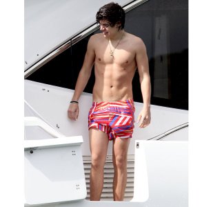 2168659-harry-styles-one-direction-beach-bodies-600.jpg