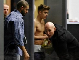 cn_image.size.justin-bieber-airport-shirtless.jpg