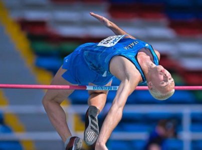 1 athlete whose cock exposed in meet.jpg