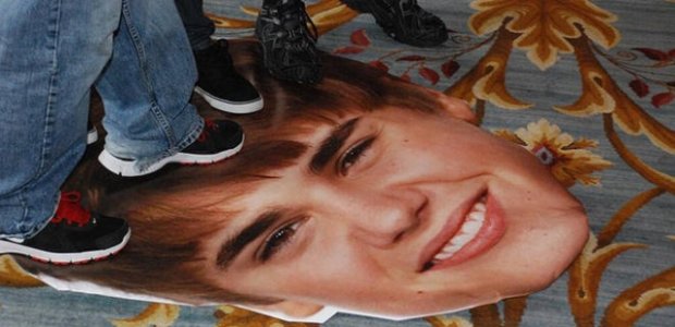 Justin-Bieber-feet-stand-on-face_20130731033303681_660_320.jpg